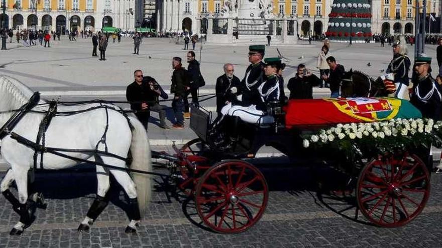 España eleva su representación en el funeral de Soares y envía al Rey a Lisboa