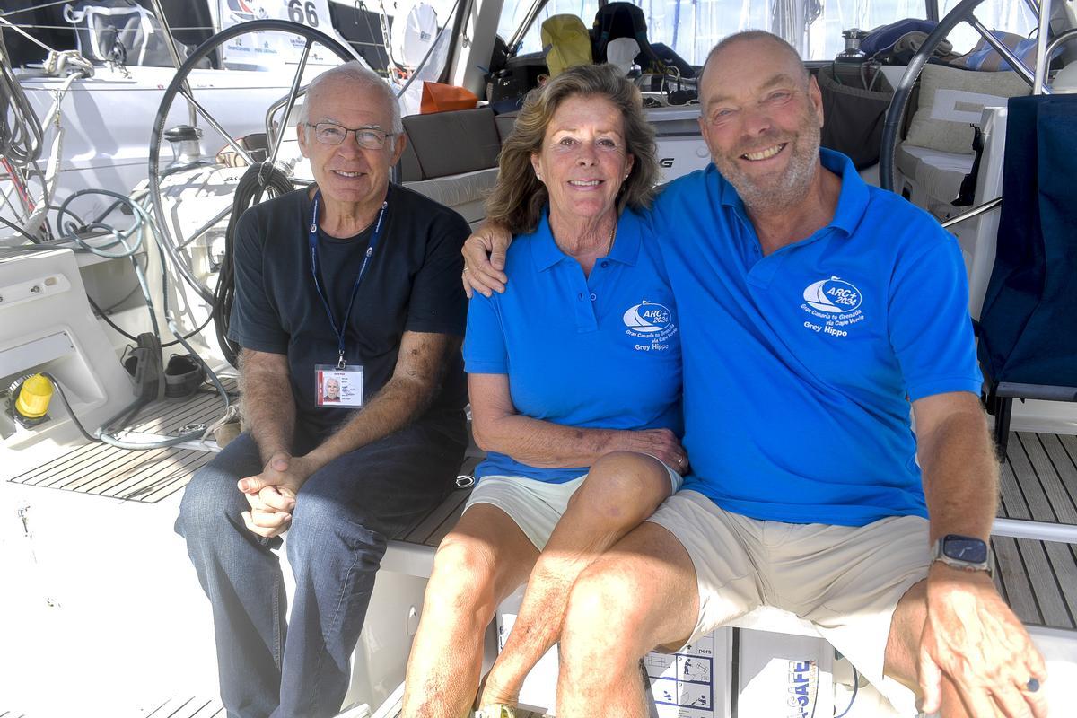 Manuela y Theo (de azul), junto a uno de los amigos que se han unido a la aventura