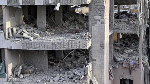 Edificio dañado por el bombardeo israelí de este martes en Beirut.