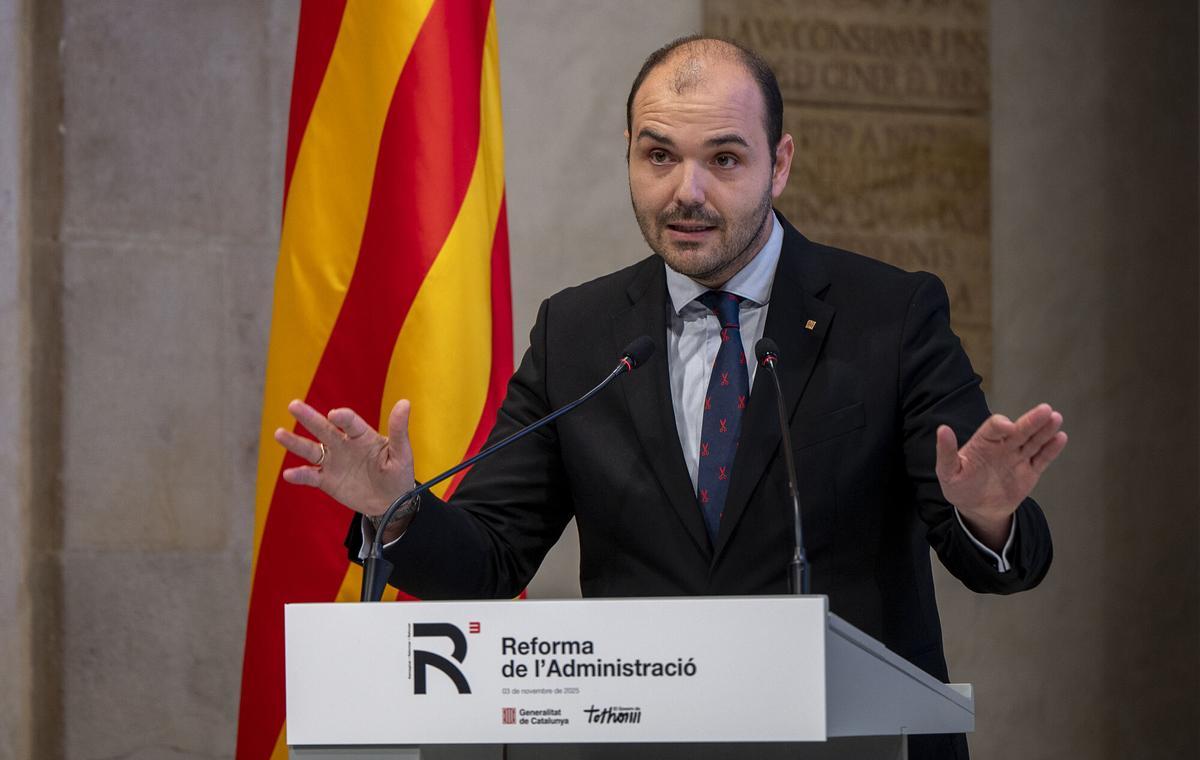 Barcelona. 03.11.2025 Política El conseller de la Presidència Albert Dalmau, durante su intervención en el acto de entrega del documento de conclusiones de la Comissió d’Experts para la definición de la estrategia de Transformació de l’Administració y la mejora de los servicios públicos (CETRA) que ha contado con la presencia del president de la Generalitat, Salvador Illa. Fotografía de Jordi Cotrina