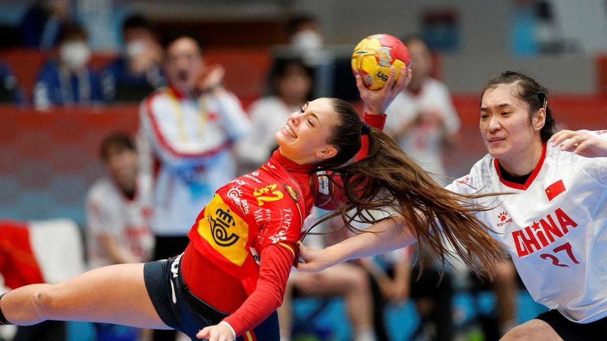 Paula Arcos, ayer, durante un lanzamiento a gol ante la selección de China. // MANUEL LORENZO