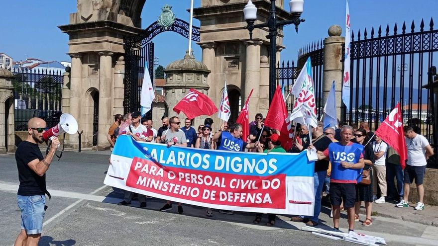 Personal civil de Defensa pide mejoras salariales en Marín