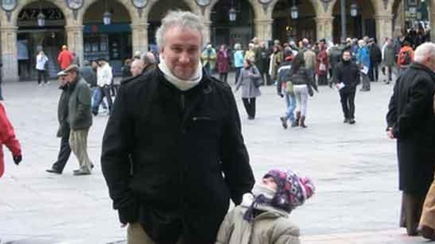 La pequeña Nadia junto a su padre.