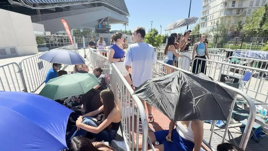 Locura desde la madrugada para ver a Aitana en el Roig Arena: "Mi hermana ha hecho noche aquí, llegó a las 11 de la noche"