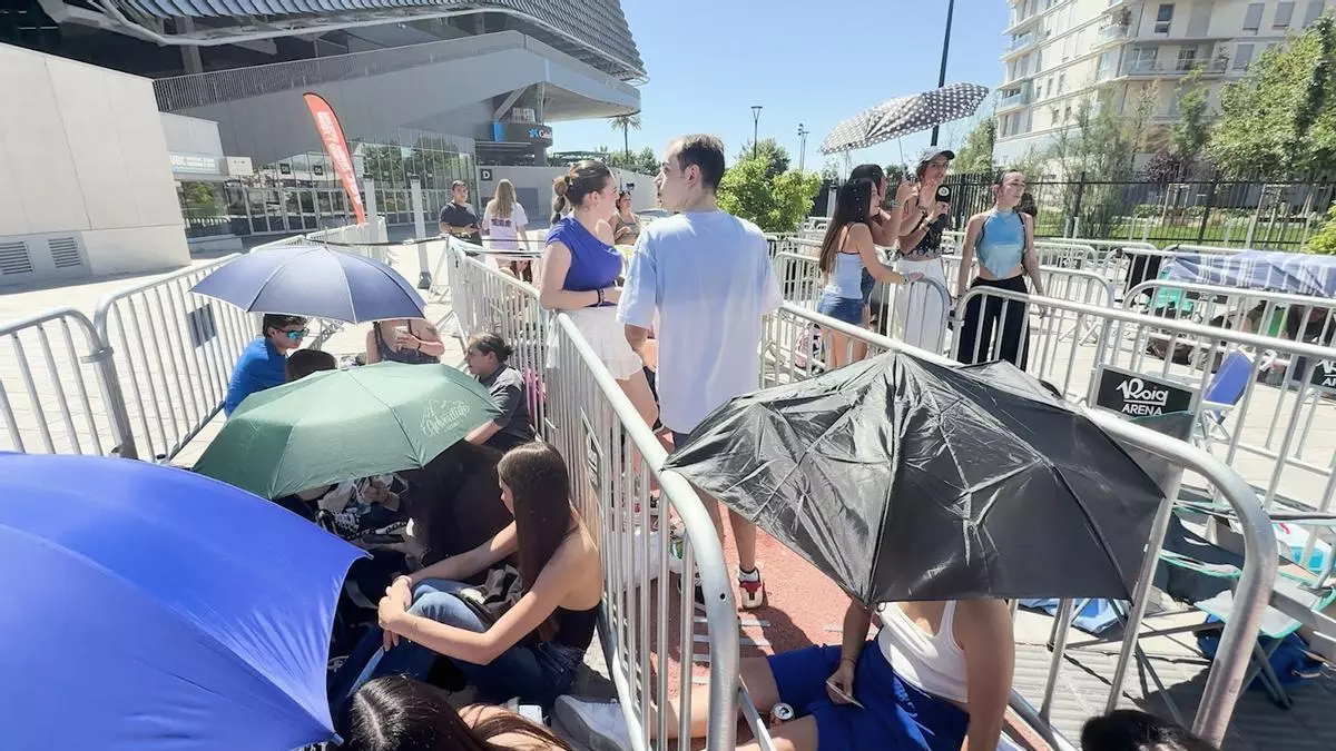 Locura desde la madrugada para ver el concierto de Aitana en el Roig Arena