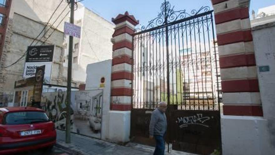 La portalada bicolor es un elemento muy característico de la calle Arzobispo Loaces.