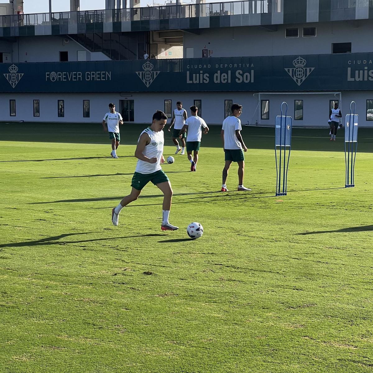 Álvaro Fidalgo se ejercita con el Betis el último día de mercado