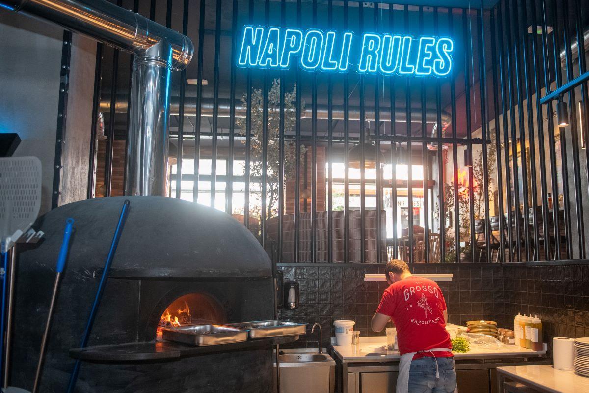 El local ubicado en el número 2 de la rúa Inés Pérez de Ceta regalará pizzas a los primeros afortunados en llegar.