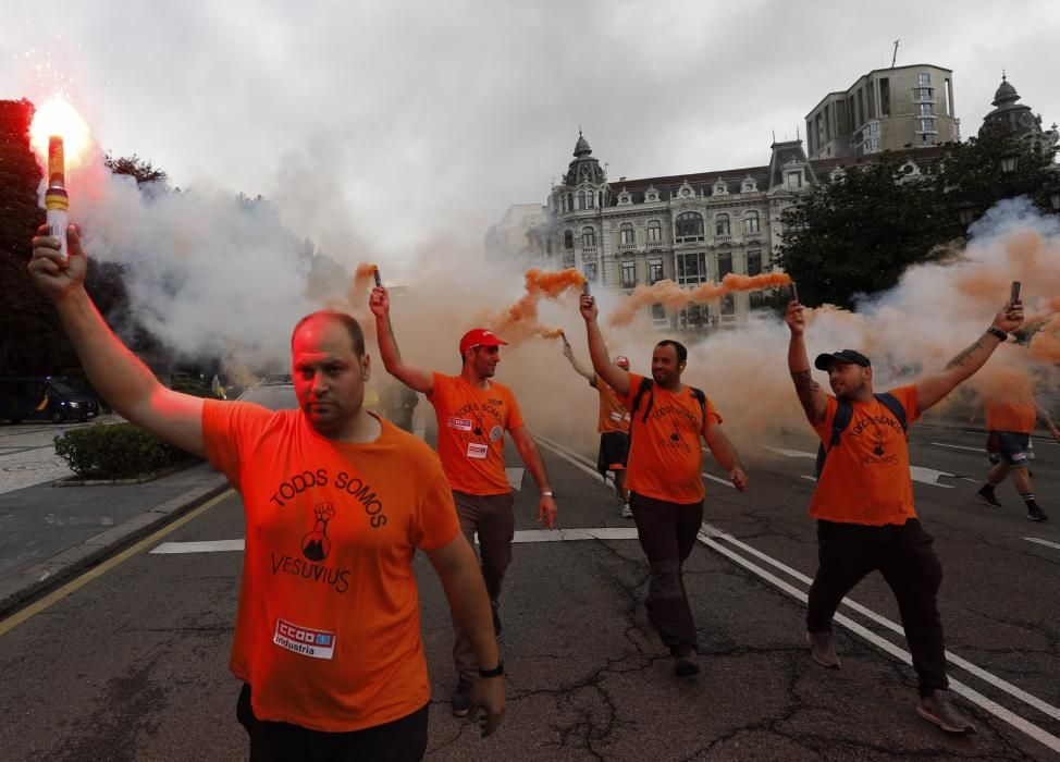 Los trabajadores de Vesuvius marchan a pie desde la fábrica de Riaño hasta la Junta