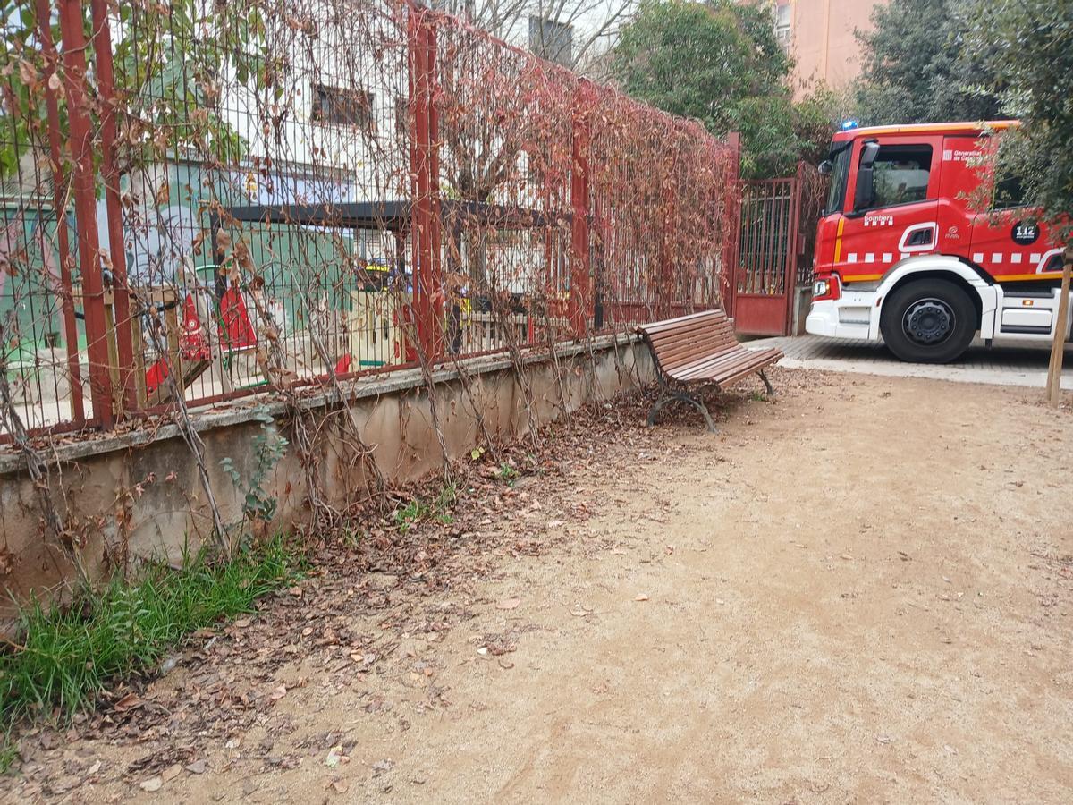 La dotació dels Bombers a l'entrada de la llar d'infants