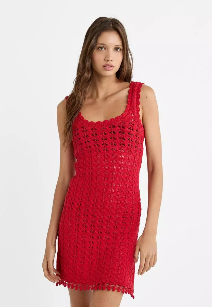 Te mostramos los 6 vestidos rojos de Stradivarius que te robarán el corazón: la colección más deslumbrante de la temporada 9 Moncloa Vestido de crochet de tirantes de Stradivarius: elegancia bohemia a un precio irresistible