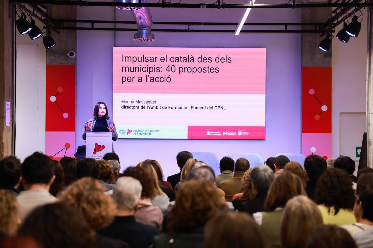 La directora del Àmbit de Formació i Foment del CPNL, Marina Massaguer, durante las jornadas de política lingüística en Santa Coloma