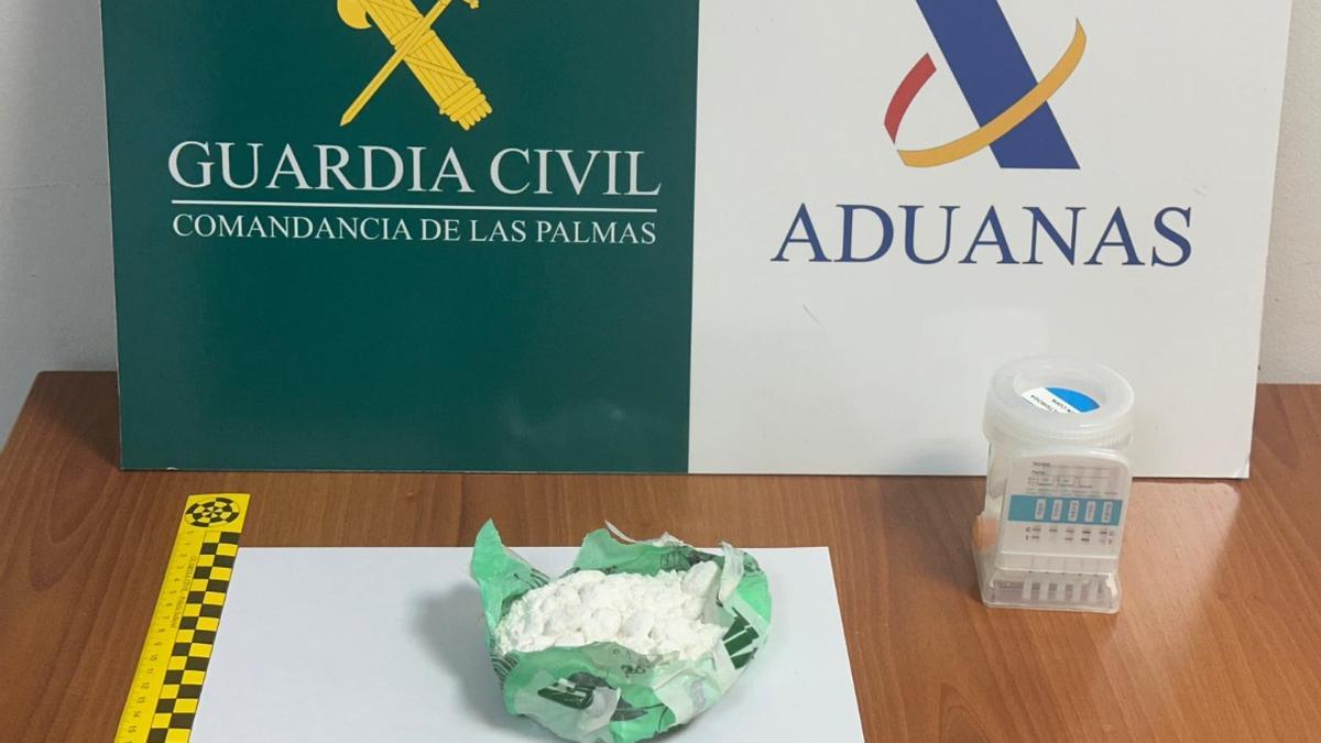 El paquete de cocaína que la mujer ocultaba en su cuerpo.