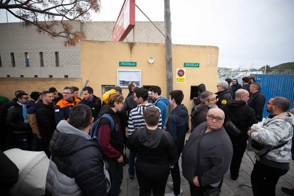 A las cinco de la mañana ya había abonados haciendo cola a las puertas de las taquillas de Can Misses