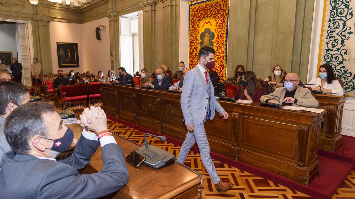 El concejal se levanta para tomar posesión, este viernes en el Pleno de Cartagena.