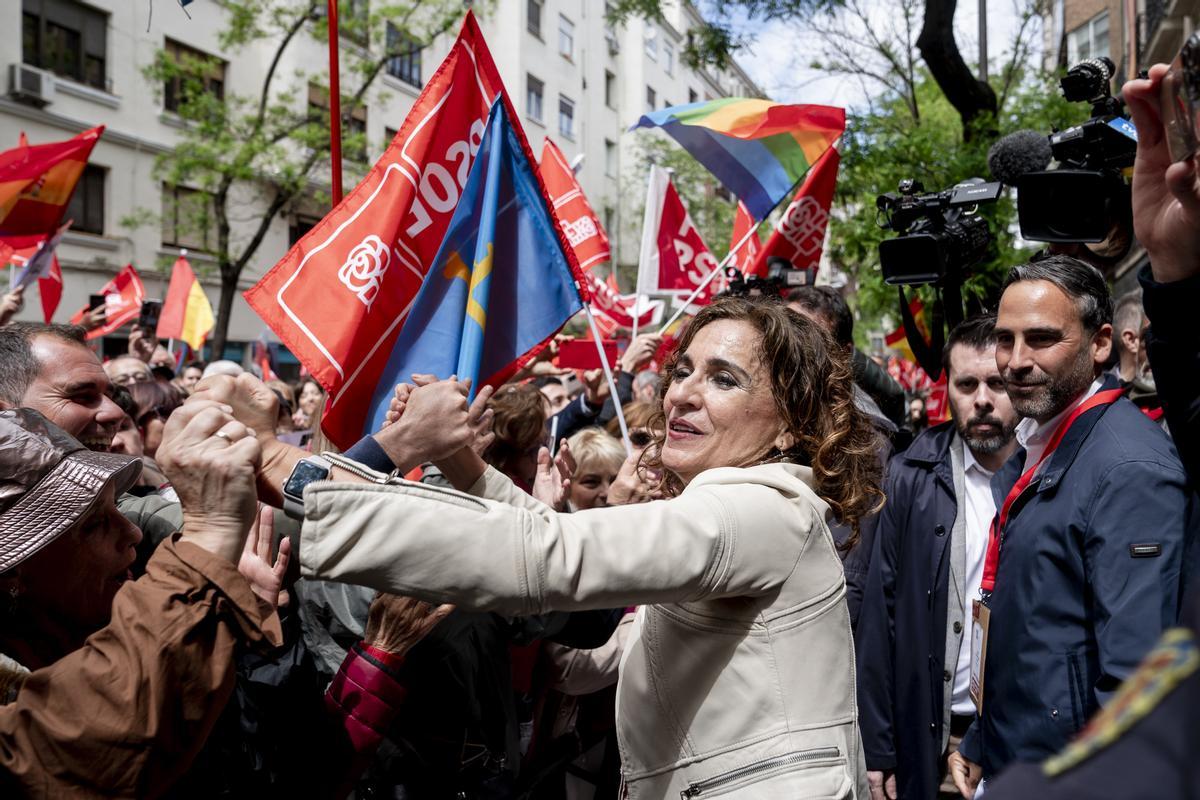 La vicepresidenta primera y ministra de Hacienda, María Jesús Montero (c), saluda a los simpatizantes concentrados este sábado junto a la sede de Ferraz. 