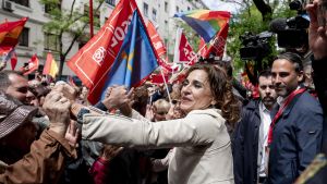 La vicepresidenta primera y ministra de Hacienda, María Jesús Montero (c), saluda a los simpatizantes concentrados este sábado junto a la sede de Ferraz. 