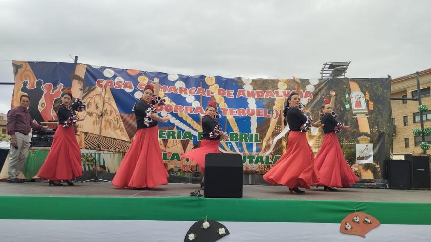 Actuación del grupo flamenco Amigos del Sur, en la Feria de Abril de Andorra (Teruel).