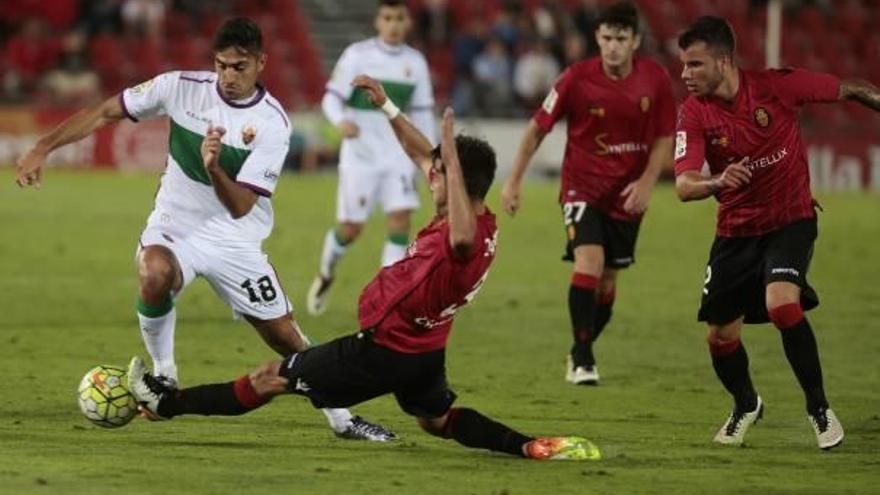 Nikos Vergos intenta irse de varios jugadores del Mallorca .