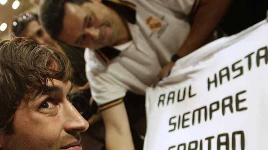 Raúl firma una camiseta en una imagen de archivo.