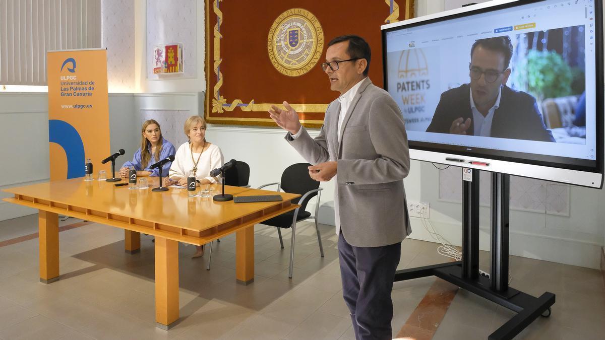 De izquierda a derecha, Yasmina Newport, Marisol Izquierdo y Sebastián López, en la presentación de Patents Week.