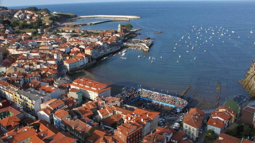 Una vista aérea de Luanco durante la celebración del torneo Tenis Playa de 2010.