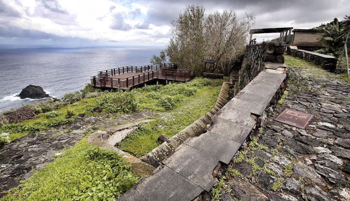 El mirador de La Atalaya, en el municipio de El Tanque, ofrece unas vistas espectaculares de Garachico y la Isla Baja. | | MARÍA PISACA