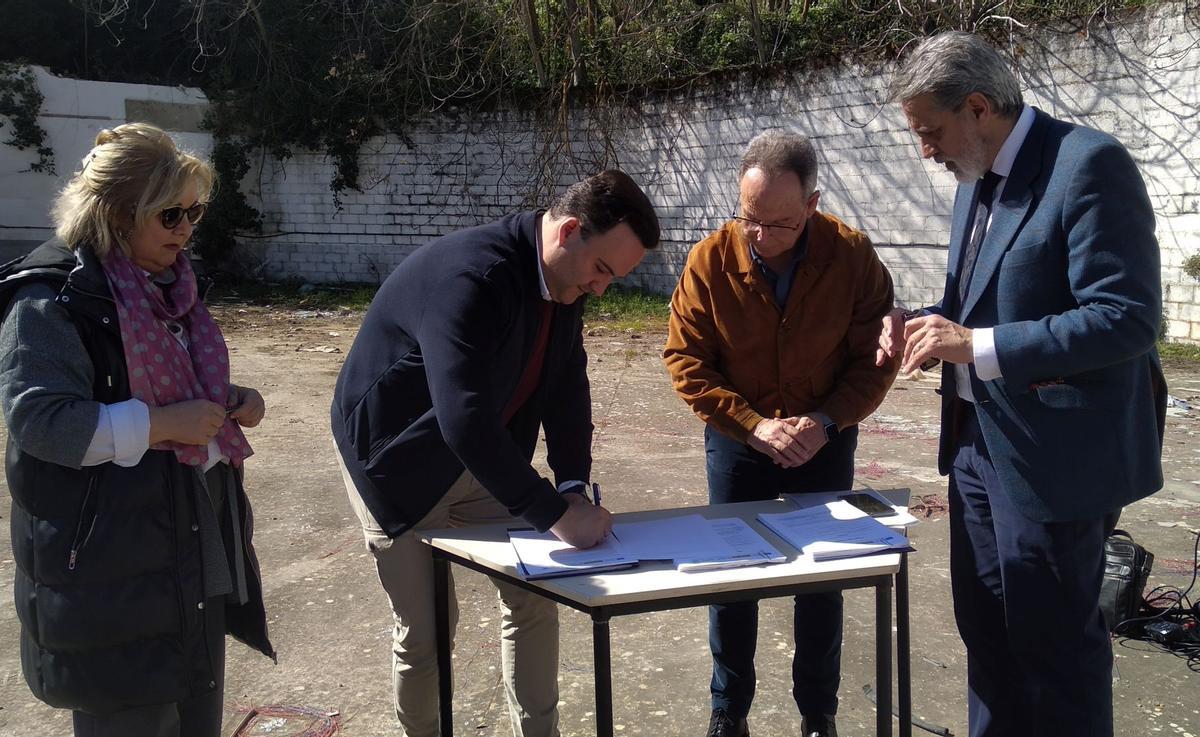 Firma del acta de ocupación de los terrenos del parking de autocaravanas de Priego.