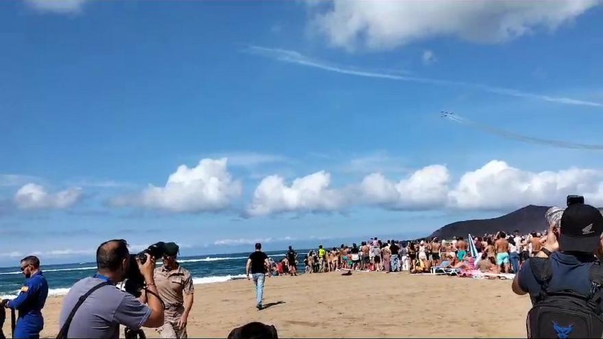 Cientos de personas presencian las acrobacias de la Patrulla Águila en Las Canteras