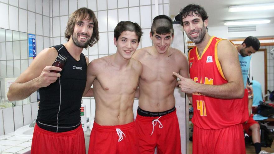Los hermanos Toledo, rapados por Jordi Grimau y Berni tras debutar en ACB. | PRENSA UCAM MURCIA CB
