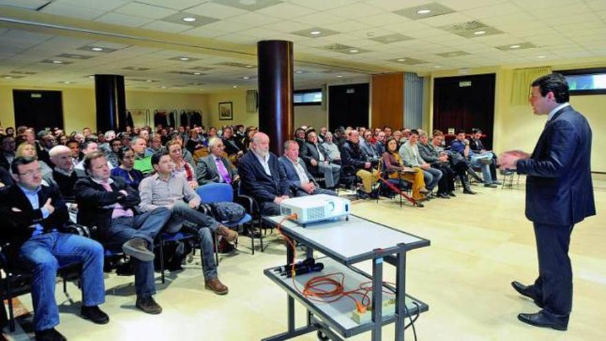 El abogado José Luis Rebollo se dirige a los asistentes a la reunión, ayer, en el auditorio Príncipe Felipe de Oviedo.