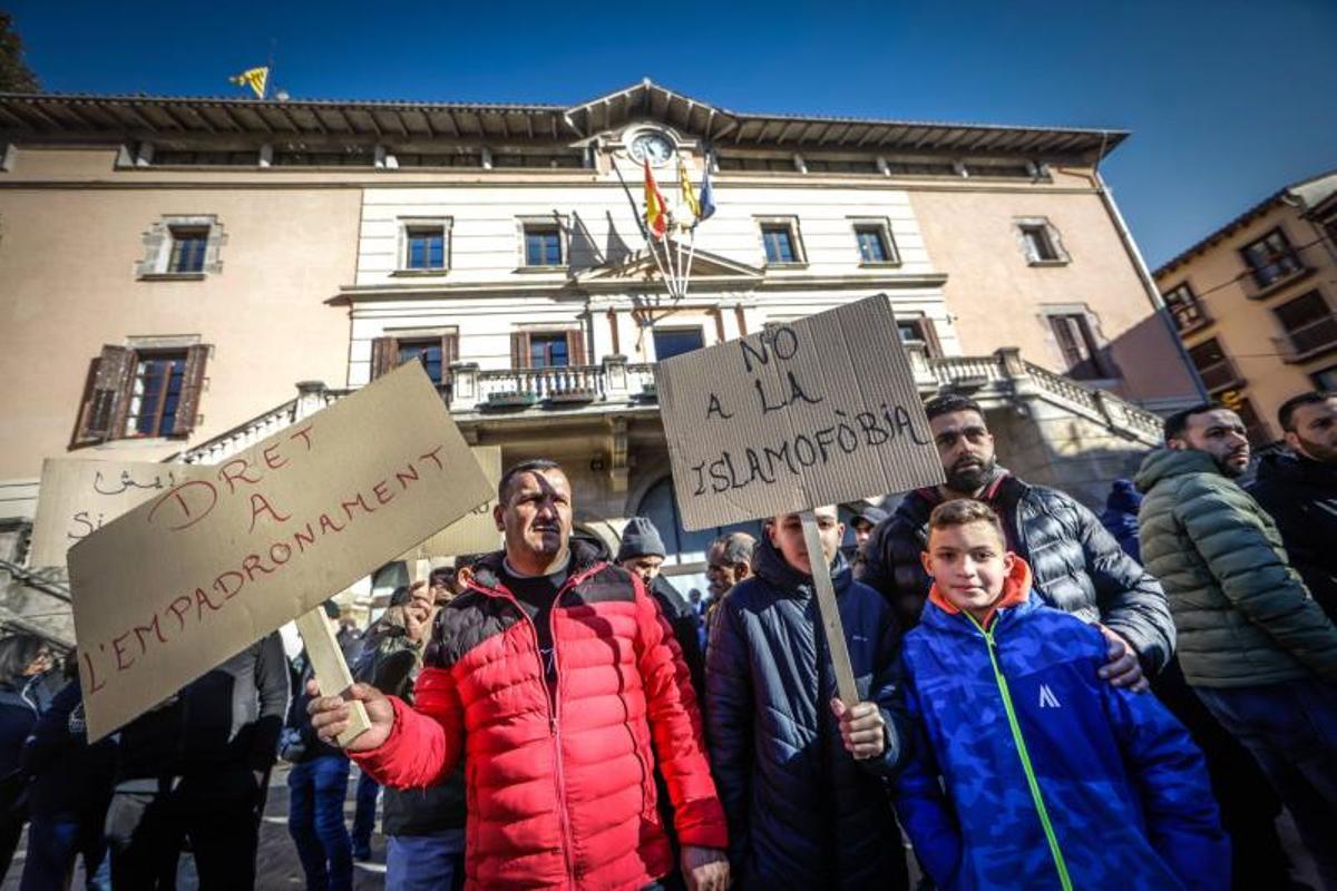 Concentración en Ripoll para pedir el padron para todos los habitantes