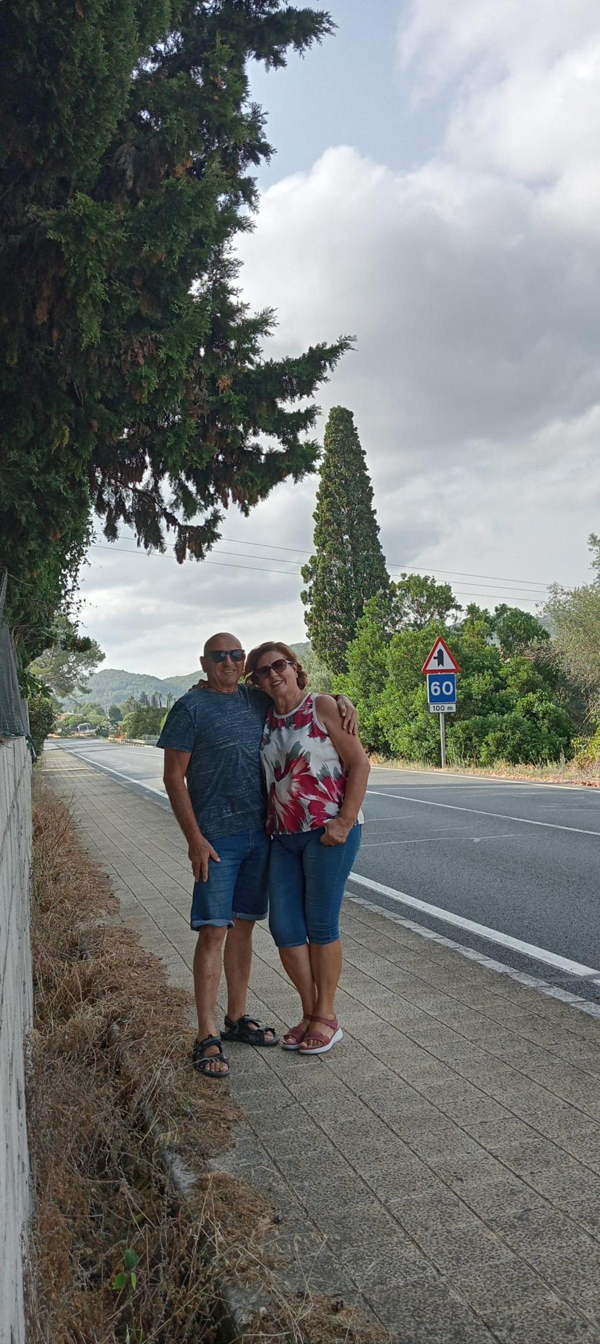 Pepe Martínez y Trini Agustí regresaron el 22 de agosto a la curva donde sufrieron el accidente para dar gracias de seguir vivos.