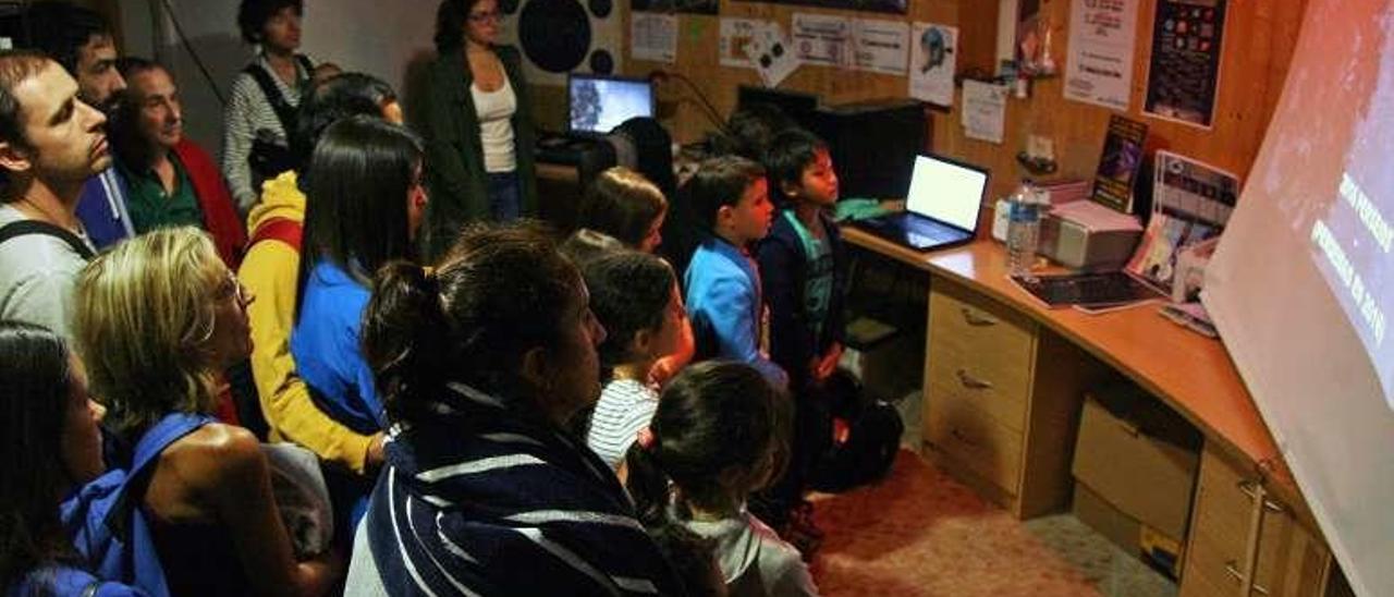 Algunos asistentes a la observación de las Perseidas, el viernes, dentro del Observatorio Astronómico de Forcarei. // Bernabé / Luismy