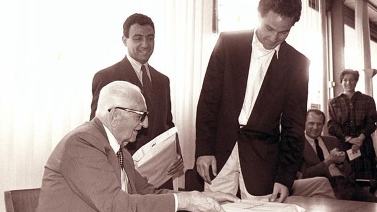 Enzo Ferrari, con los pilotos Michele Alboreto  y  Gerhard Berger