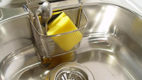 Este truco infalible soluciona el mal olor y los atascos en el fregadero de  la cocina