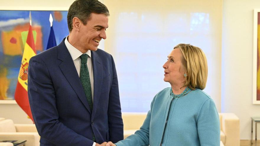 Pedro Sánchez y Hillary Clinton se reúnen en el Palacio de la Moncloa.