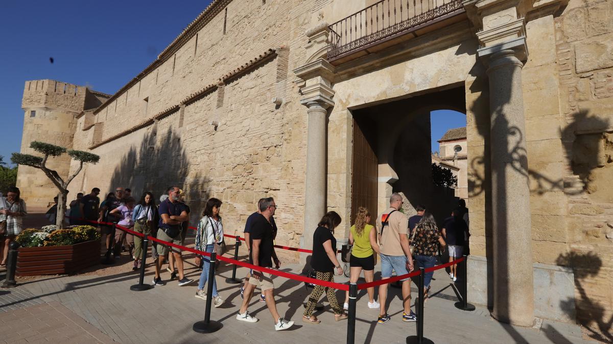 Visitantes acceden al Alcázar por la entrada de la Ribera.