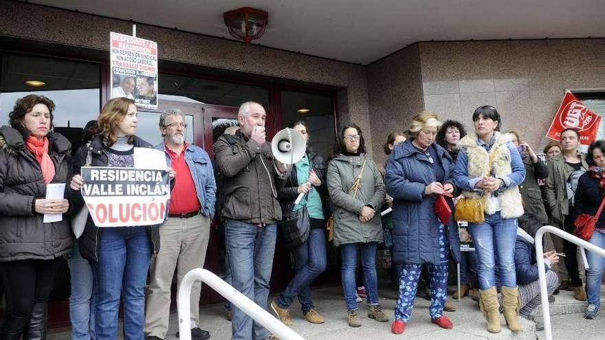 Protesta de los trabajadores despedidos de la Residencia Valle-Inclán ante el centro.  // Noé Parga