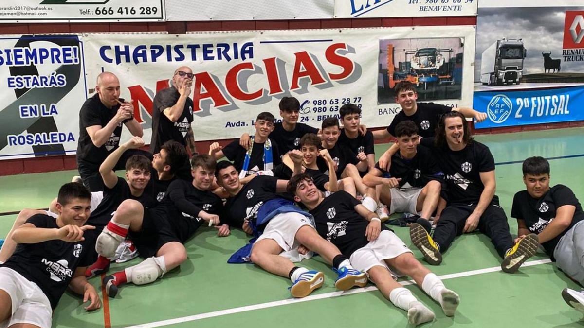 Los cadetes del Atlético Benavente levantan el trofeo en categoría Regional | ATLÉTICO BENAVENTE