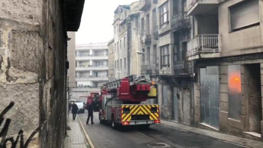 Incendio en un inmueble abandonado de la calle Llorente en Vigo