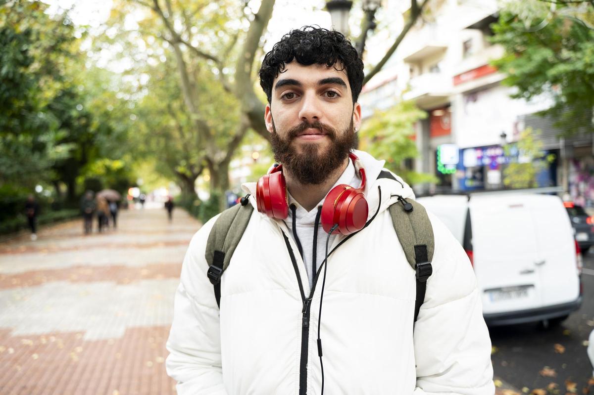 Juan Bolaños, estudiante de educación infantil, continúa viviendo en casa de sus padres ante las dificultades.