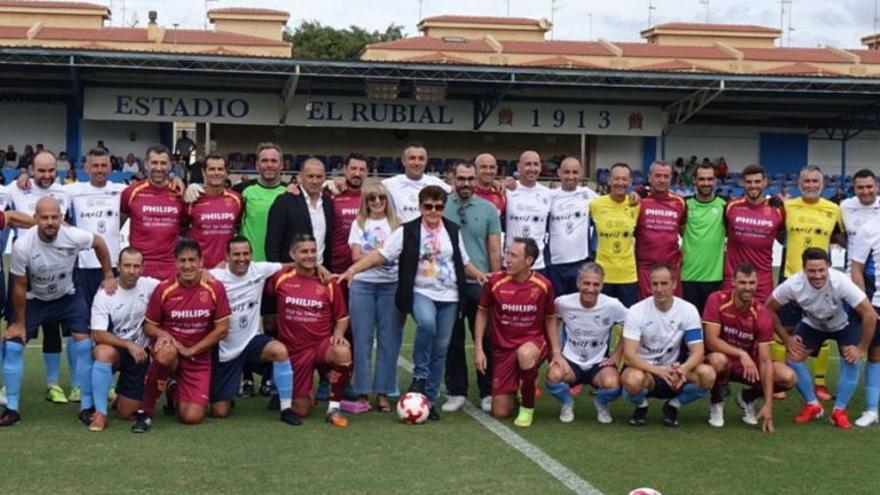 Foto de familia del amistoso solidario disputado en el Centenario El Rubial de Águilas. | JAIME ZARAGOZA