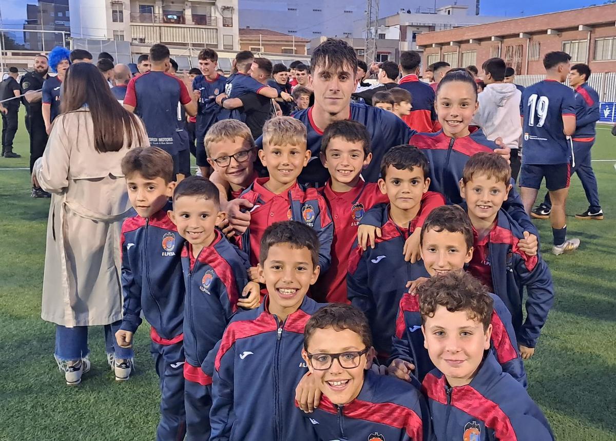 La UE Tavernes de la Valldigna celebra el histórico título de campeón de La Nostra Copa