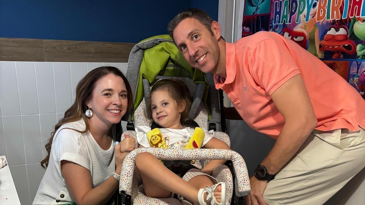 Inma Esperilla junto a sus padres