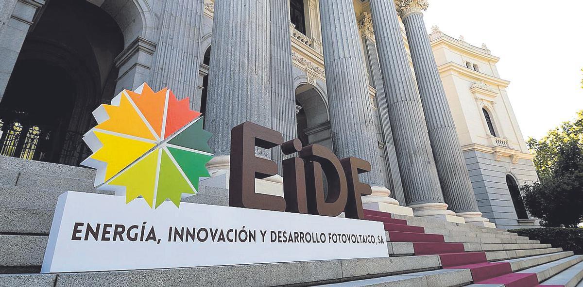 Cartel de EiDF en las puertas de la Bolsa.