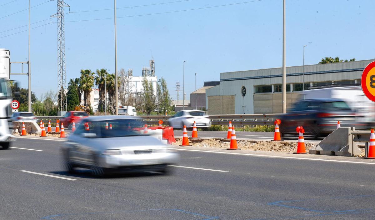 Autovía V-31 VLC obras para retirar la mediana de la pista de Silla tras las inundaciones por la dana.