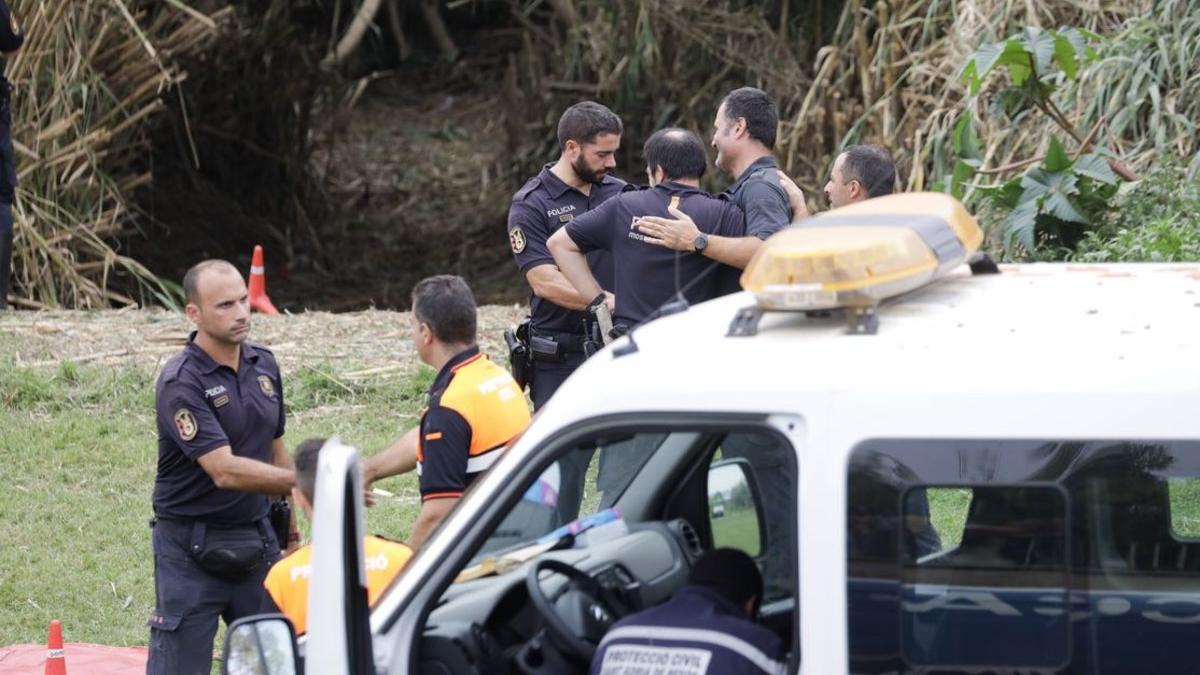 Agentes del dispositivo de búsqueda del bebé arrojado al río Besòs.