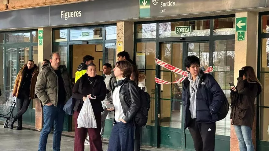 VÍDEO | Usuaris de l'estació de Figueres se senten "humiliats": "Tornem a la normalitat, els trens van amb una hora de retard"