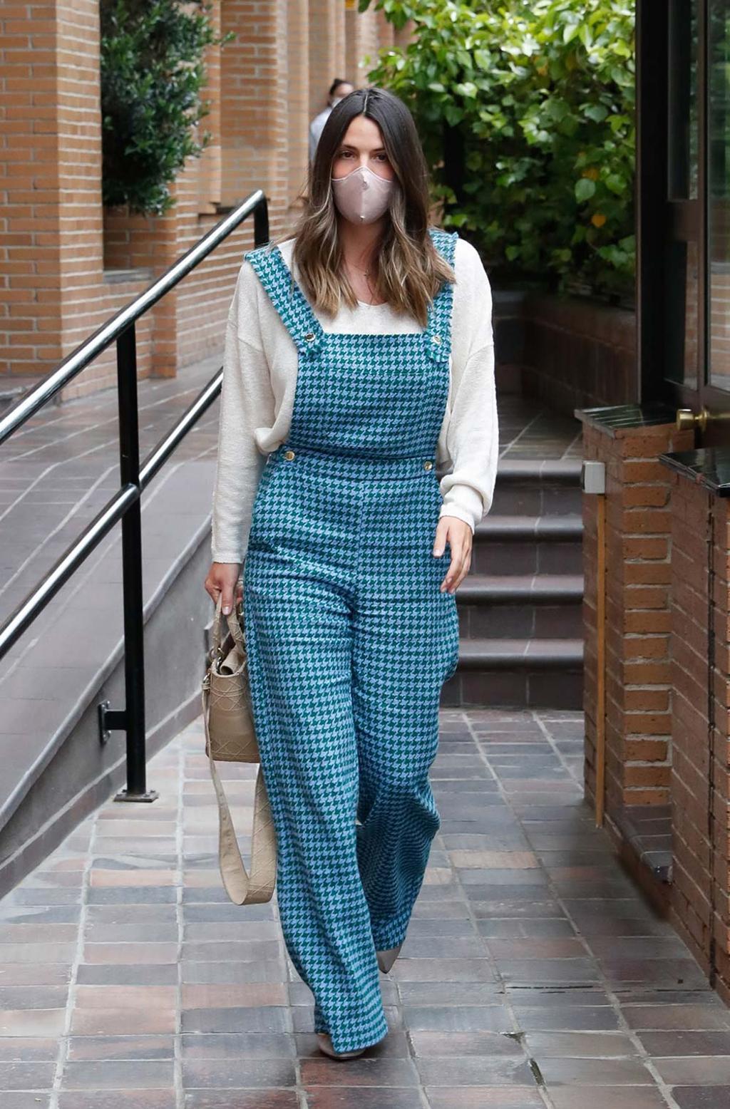 Laura Matamoros con peto de pata de gallo de Uterqüe